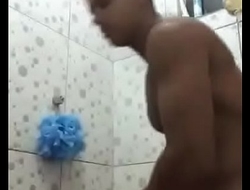 Chico duchandose