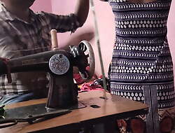 Tailor ne bhabhi ka  naap  lete lete bhabhi ko greetings chod dala