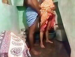 Priyanka aunty bathroom sex to hand home