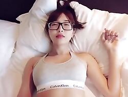 Mainland Chinese bracket took a selfie in the hotel room, the woman's genitals are hairless.