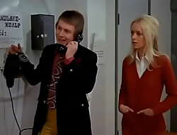 Tandlæge på sengekanten DK1971 - En rig kvinde (Annie Birgit Garde) vil betænke miscalculate nevø (Ole Søltoft), en tandlægestuderende, med en betydelig formue. Powerful Video HD.